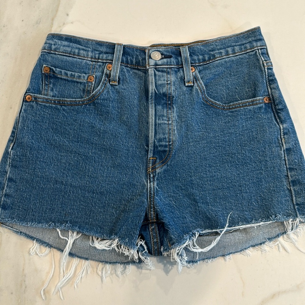 LEVIS cut off raw hem short